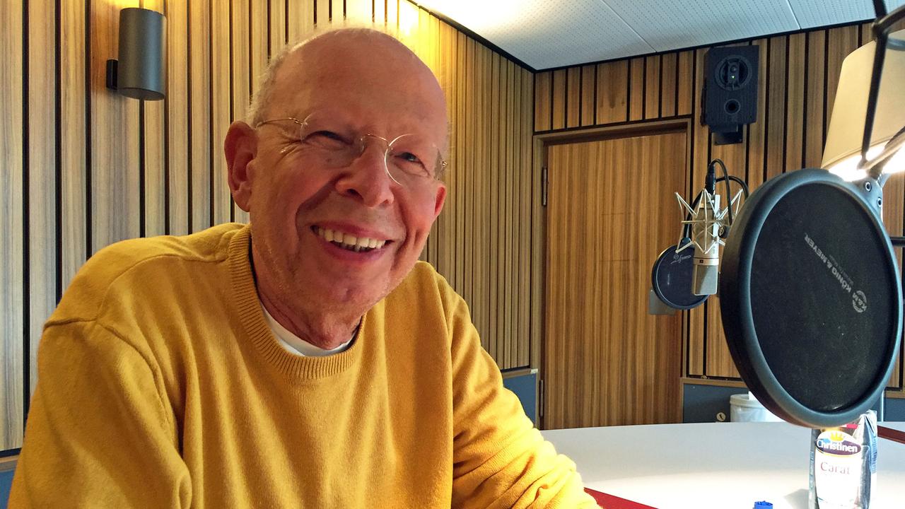 Der Politikwissenschaftler und Schriftsteller Rafael Seligmann im Studio von Deutschlandfunk Kultur. Der Politikwissenschaftler und Schriftsteller Rafael Seligmann im Studio von Deutschlandfunk Kultur.