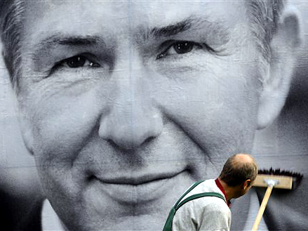Ein Plakatkleber befestigt in Berlin ein SPD-Plakat, auf dem das Gesicht von Berlins Regierendem Bürgermeister Klaus Wowereit (SPD) zu sehen ist. Ein Plakatkleber befestigt in Berlin ein SPD-Plakat, auf dem das Gesicht von Berlins Regierendem Bürgermeister Klaus Wowereit (SPD) zu sehen ist.