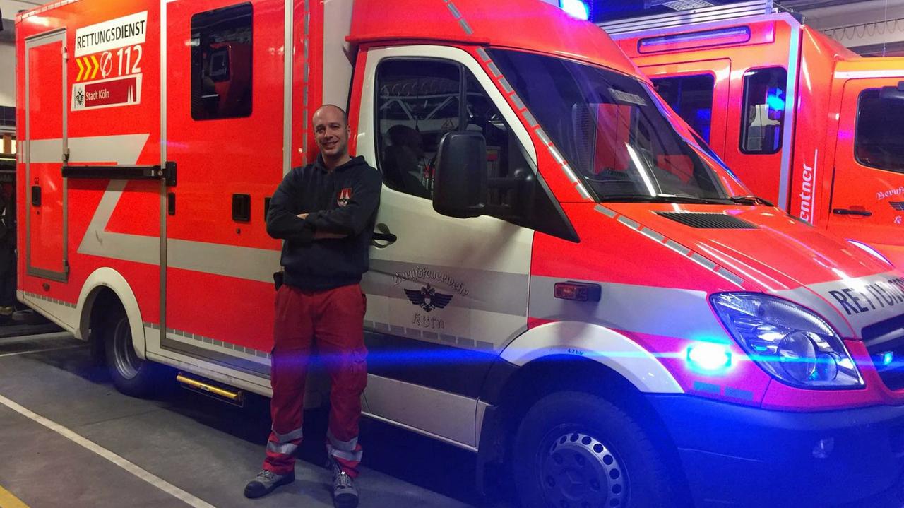 Sebastian Ackermann steht vor einem Rettungswagen. Sebastian Ackermann steht vor einem Rettungswagen.