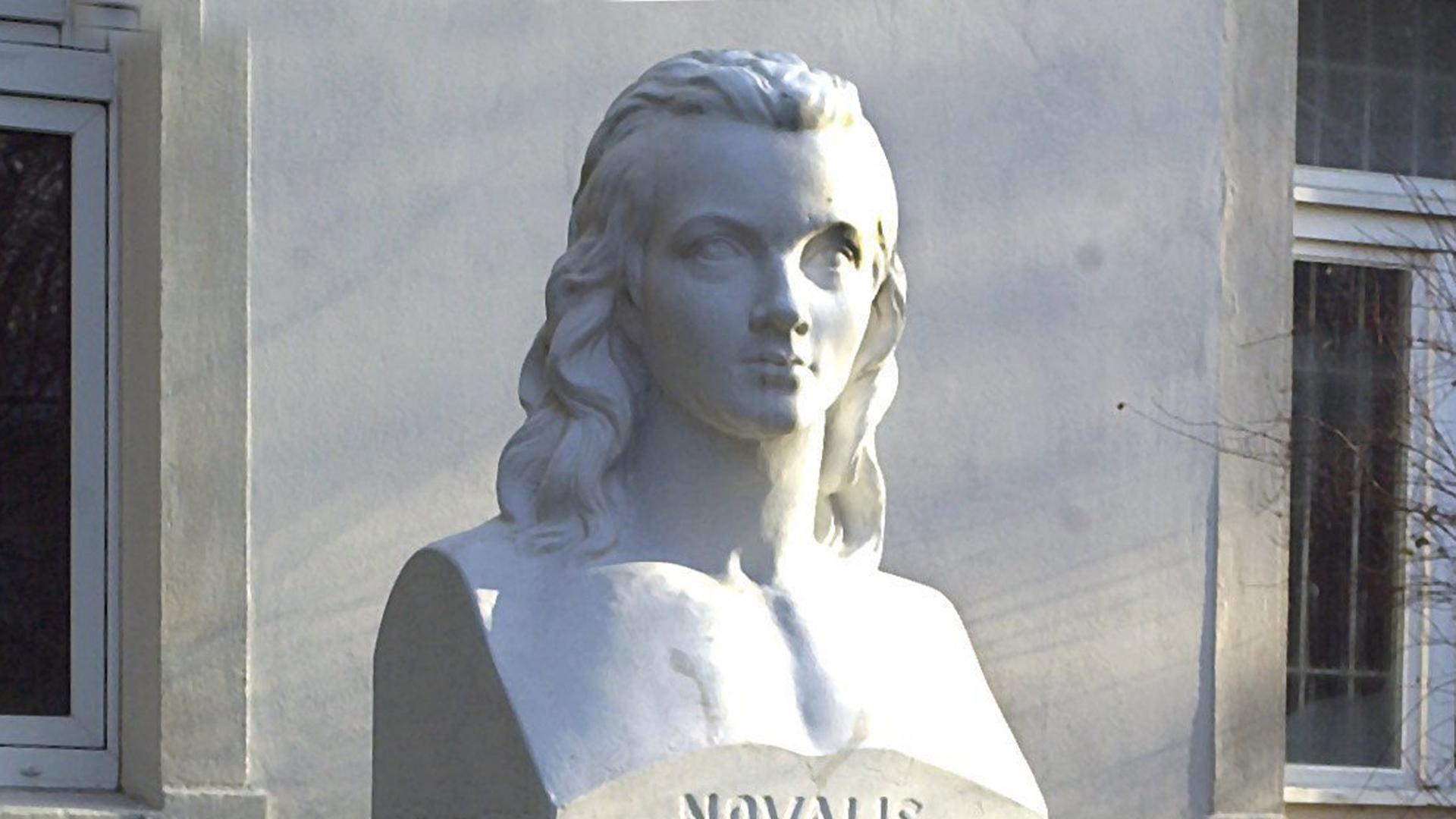 Eine Büste des frühromantischen Dichters Novalis (Georg Philipp Friedrich von Hardenberg) steht am 23.1.2001 an seinem Grab in Weißenfels. Der frühromantische Dichter wurde am 2. Mai 1772 in Oberwiederstedt bei Hettstedt (Sachsen-Anhalt) geboren und starb am 25. März 1801 in Weißenfels. Eine Büste des frühromantischen Dichters Novalis (Georg Philipp Friedrich von Hardenberg) steht am 23.1.2001 an seinem Grab in Weißenfels. Der frühromantische Dichter wurde am 2. Mai 1772 in Oberwiederstedt bei Hettstedt (Sachsen-Anhalt) geboren und starb am 25. März 1801 in Weißenfels.
