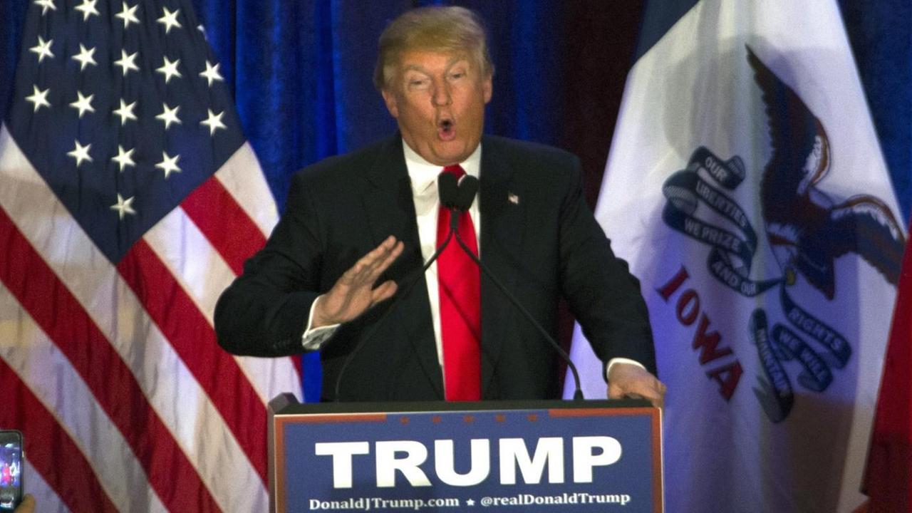 Der Präsidentschaftsbewerber der Republikaner, Donald Trump, spricht am 2.2.2016 nach Bekanntgabe der Ergebnisse der Vorwahl in Iowa vor Anhängern. Der Präsidentschaftsbewerber der Republikaner, Donald Trump, spricht am 2.2.2016 nach Bekanntgabe der Ergebnisse der Vorwahl in Iowa vor Anhängern.