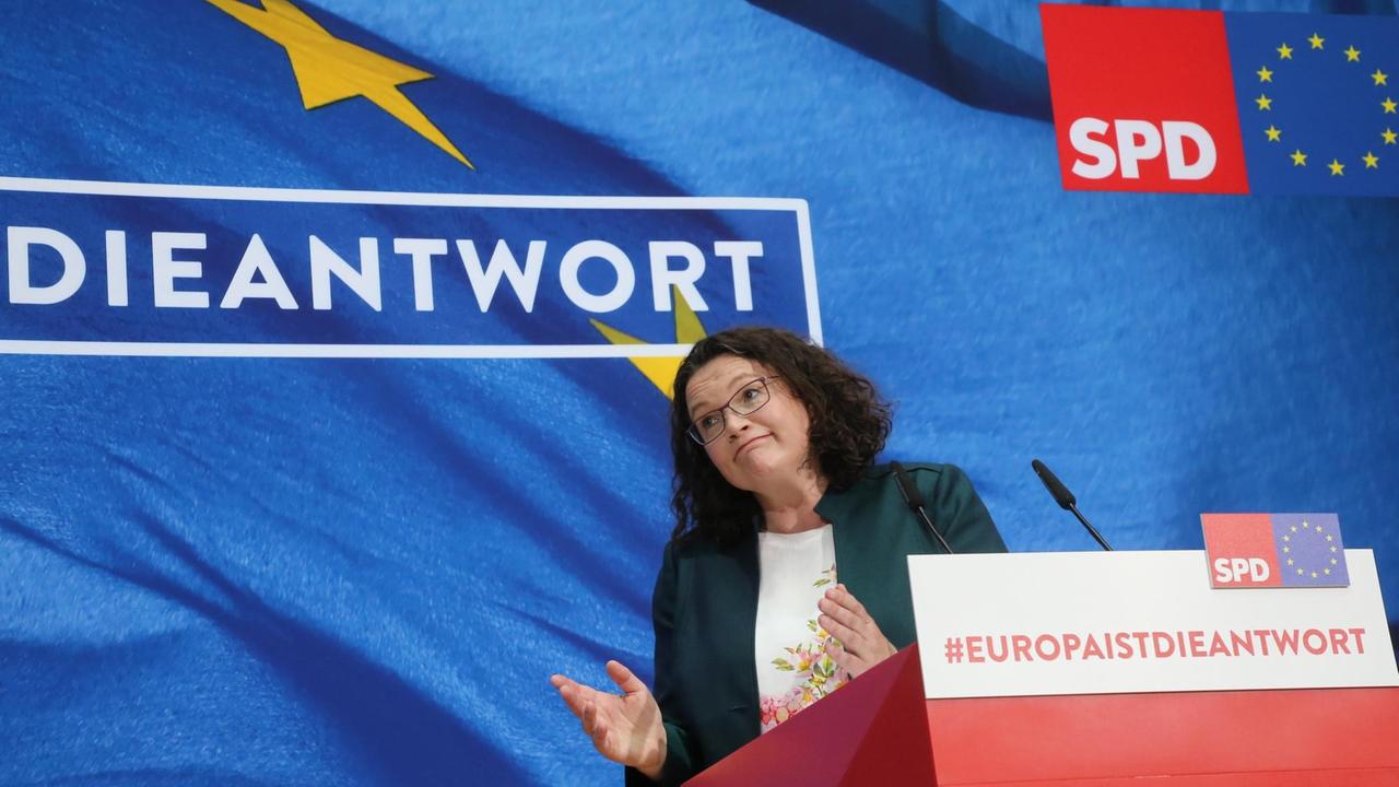 Das Bild zeigt Andrea Nahles. Sie schaut ratlos in die Menge und zuckt dabei mit den Schultern. Im Hintergrund ist das SPD-Wahlmotto "Die Antwort" zu lesen. Das Bild zeigt Andrea Nahles. Sie schaut ratlos in die Menge und zuckt dabei mit den Schultern. Im Hintergrund ist das SPD-Wahlmotto "Die Antwort" zu lesen.