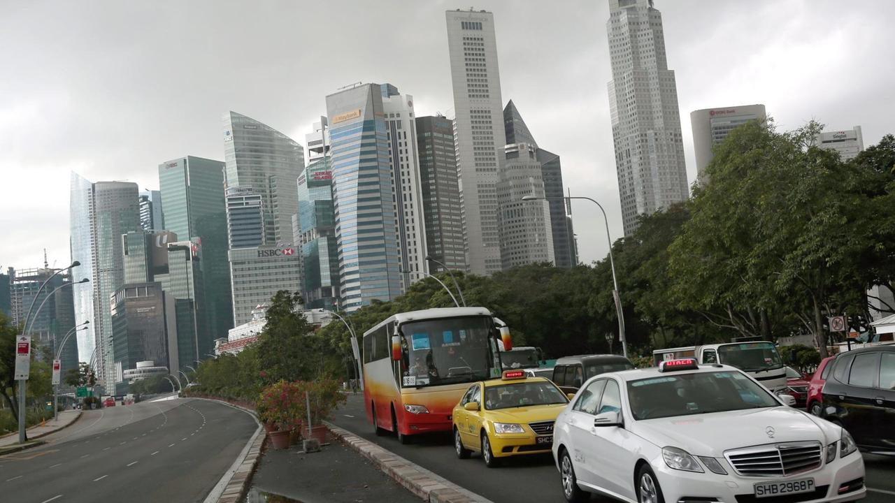 Autos fahren über eine mehrspurigen Straße in Singapur. Autos fahren über eine mehrspurigen Straße in Singapur.