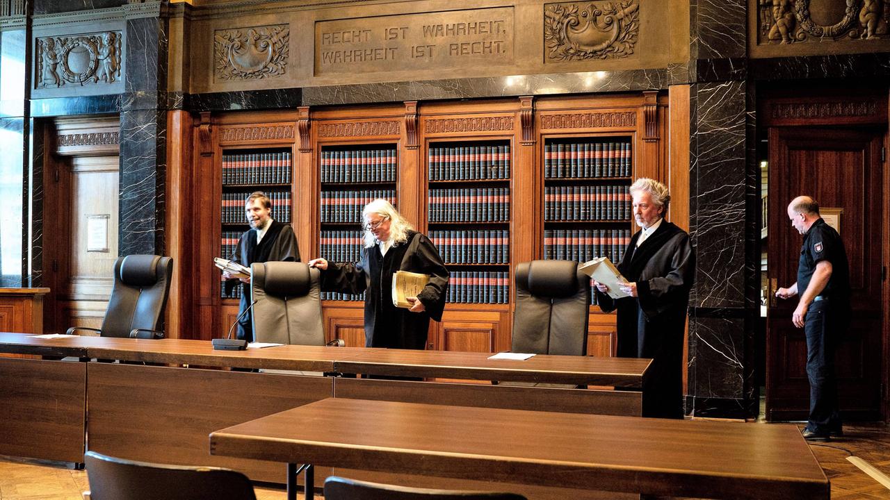 Der Senat des Hanseatischen Oberlandesgerichts am 15.05.2018 beim Einzug in den Sitzungssaal vor der Urteilsverkündung im Berufungsverfahren Recep Tayyip Erdogan gegen Jan Böhmermann in Hamburg.