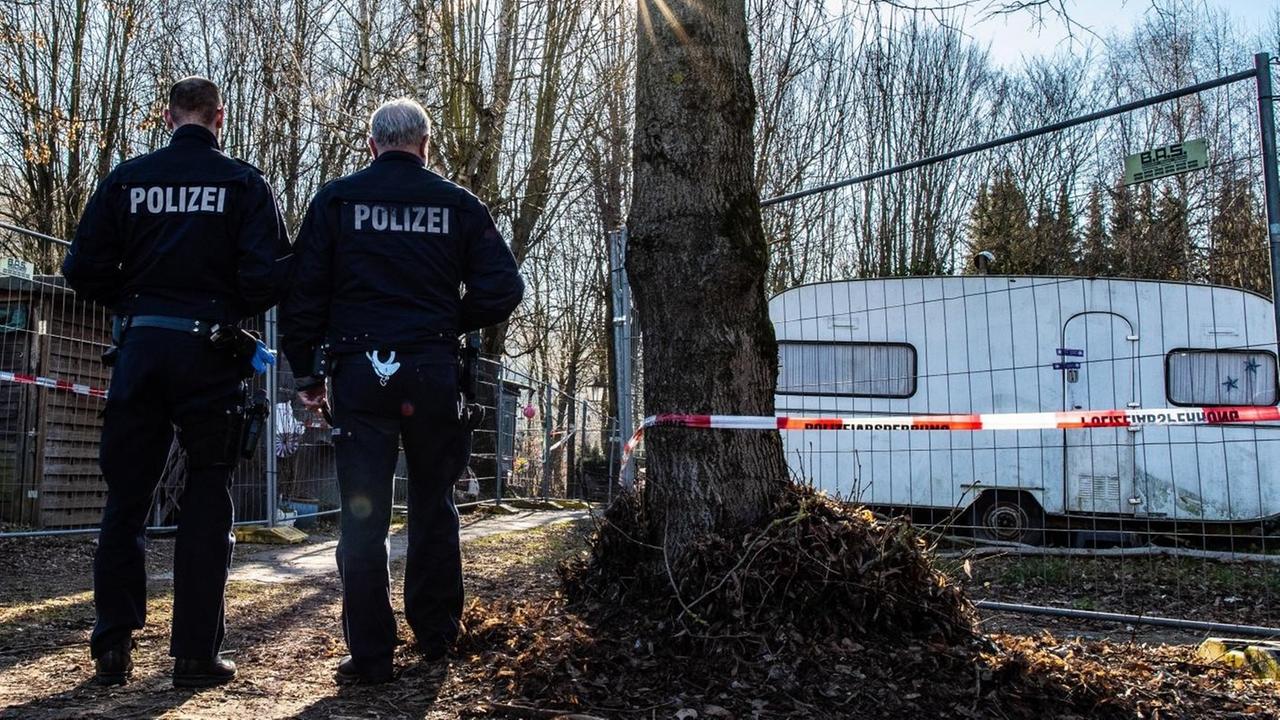 Auf dem Campingplatz Eichwald stehen vor der inzwischen eingezäunten Parzelle des mutmaßlichen Täters, zwei Polizeibeamte. Auf dem rechten Areal steht der Campingwagen, aus dem die Beweismittel stammen, die mittlerweile verschwunden sind. Auf dem Campingplatz in Lügde im Kreis Lippe waren Kinder für Pornodrehs missbraucht worden. Auf dem Campingplatz Eichwald stehen vor der inzwischen eingezäunten Parzelle des mutmaßlichen Täters, zwei Polizeibeamte. Auf dem rechten Areal steht der Campingwagen, aus dem die Beweismittel stammen, die mittlerweile verschwunden sind. Auf dem Campingplatz in Lügde im Kreis Lippe waren Kinder für Pornodrehs missbraucht worden.