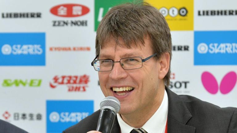 Thomas Weikert (r.), Präsident des Tischtennis-Weltverbands ITTF, spricht in ein Mikrofon