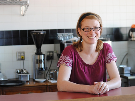 Von Detroiter Gärten und Farmen ist es nicht weit bis auf den Teller. Deveri hat gerade ihr Restaurant eröffnet und versucht so viel wie möglich von den Jung-Bauern in der Nachbarschaft zu kaufen. Natürlich 'organic', also Bio. Von Detroiter Gärten und Farmen ist es nicht weit bis auf den Teller. Deveri hat gerade ihr Restaurant eröffnet und versucht so viel wie möglich von den Jung-Bauern in der Nachbarschaft zu kaufen. Natürlich 'organic', also Bio.