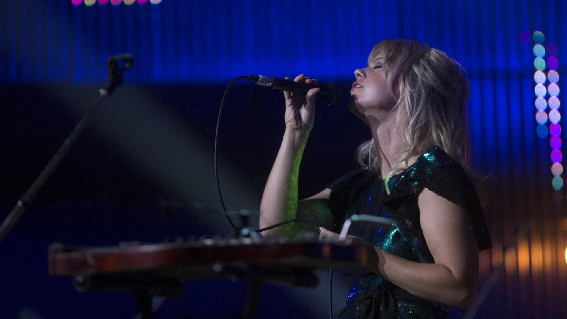 Die polnisch-kanadische Folksängerin Basia Bulat tritt beim Polaris Music Prize in Toronto auf, im September 2016. Sie sitzt am Klavier und singt in ein Mikrofon. Die polnisch-kanadische Folksängerin Basia Bulat tritt beim Polaris Music Prize in Toronto auf, im September 2016. Sie sitzt am Klavier und singt in ein Mikrofon.