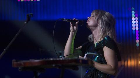 Die polnisch-kanadische Folksängerin Basia Bulat tritt beim Polaris Music Prize in Toronto auf, im September 2016. Sie sitzt am Klavier und singt in ein Mikrofon.