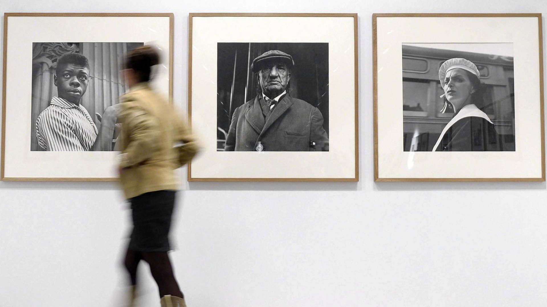 Eine Besucherin vor Bildern von Vivian Maier (1926 - 2009) in der ersten Ausstellung des Nachlasses der US-Fotografin in Valladolid, Spanien, aufgenommen am 8.Mai 2013.