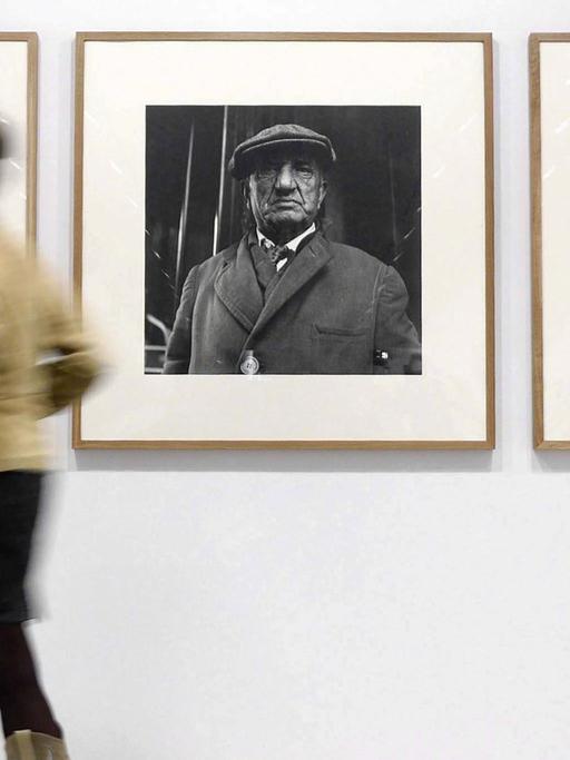 Eine Besucherin vor Bildern von Vivian Maier (1926 - 2009) in der ersten Ausstellung des Nachlasses der US-Fotografin in Valladolid, Spanien, aufgenommen am 8.Mai 2013.