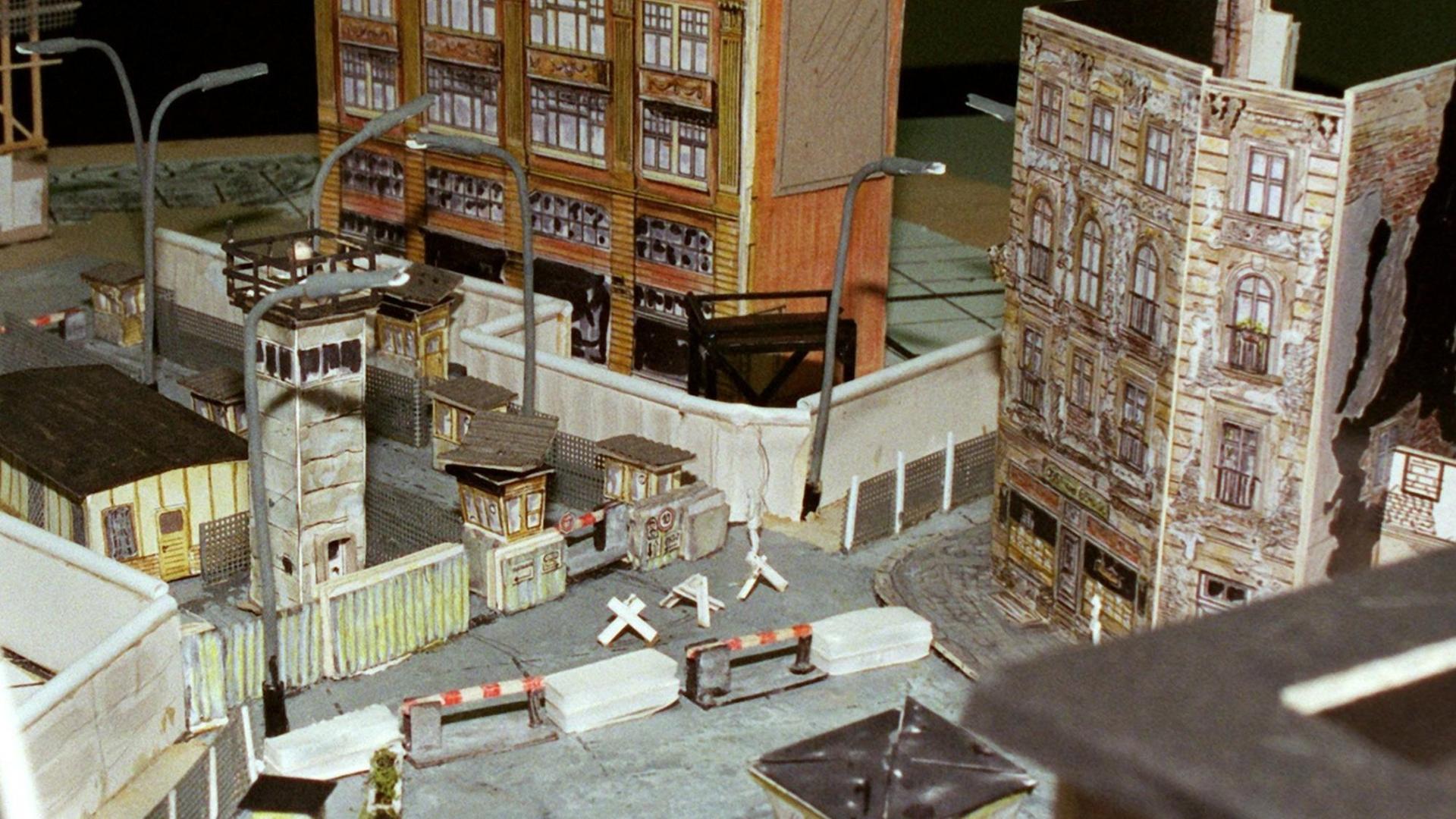 Ein DDR-Grenzübergang als Miniaturmodell in den Filmstudios Potsdam-Babelsberg. Ein DDR-Grenzübergang als Miniaturmodell in den Filmstudios Potsdam-Babelsberg.