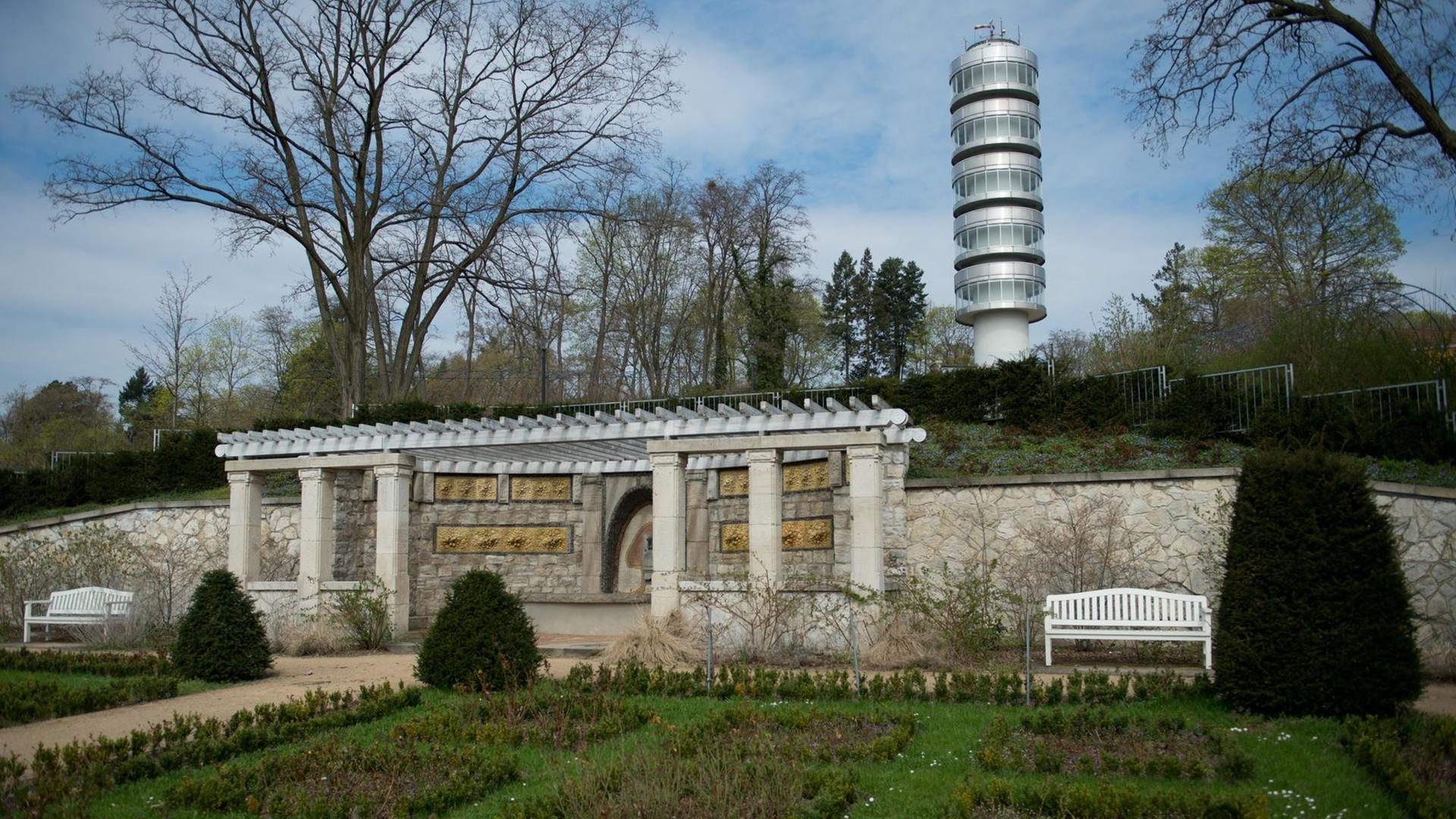 Ein Hügel mit einem futuristisch anmutendem Turm. Drumherum: Gartenanlagen. Ein Hügel mit einem futuristisch anmutendem Turm. Drumherum: Gartenanlagen.