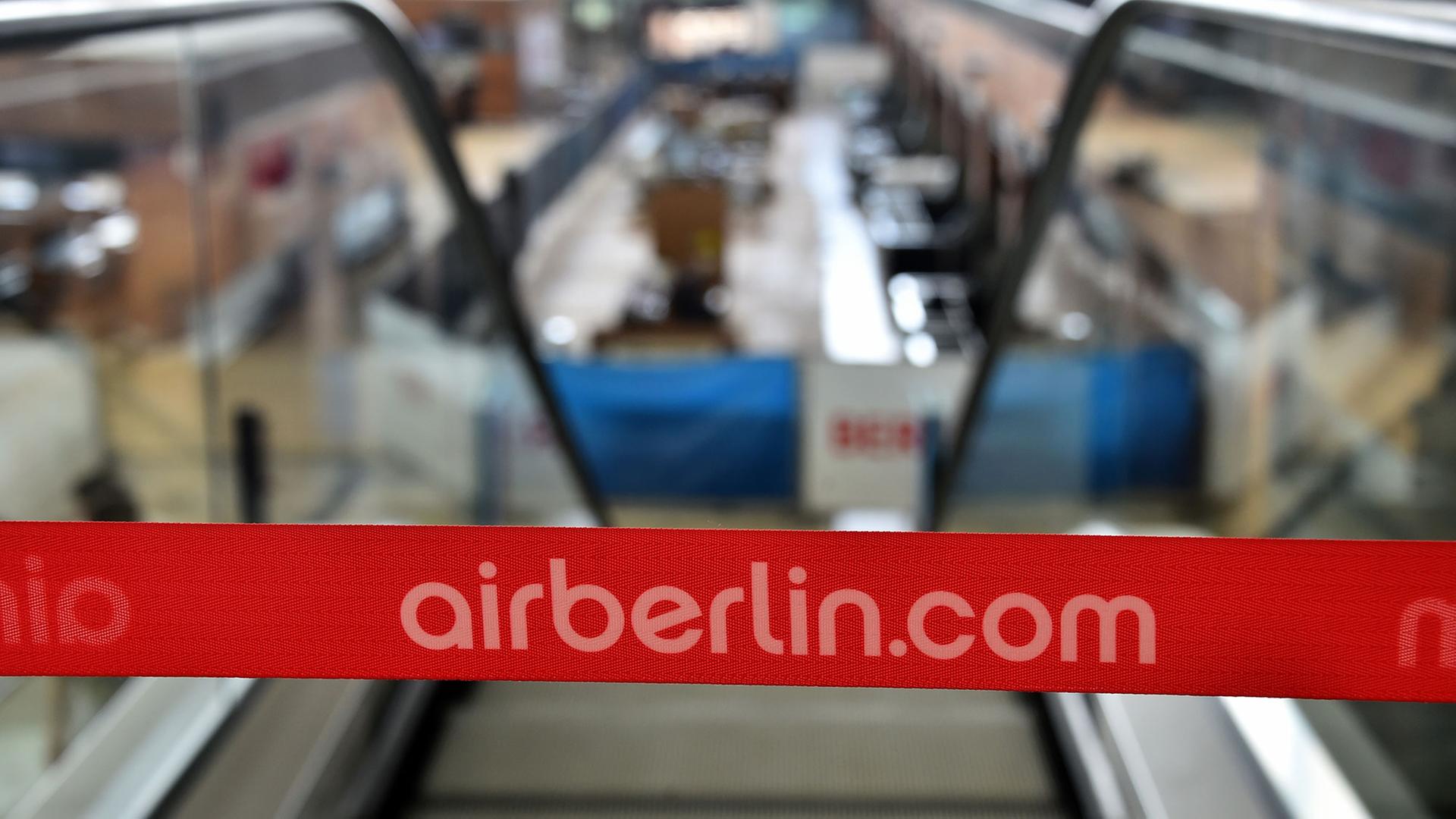Der Schriftzug airberlin.com an einer Rolltreppe am Flughafen Berlin Brandenburg (BER)