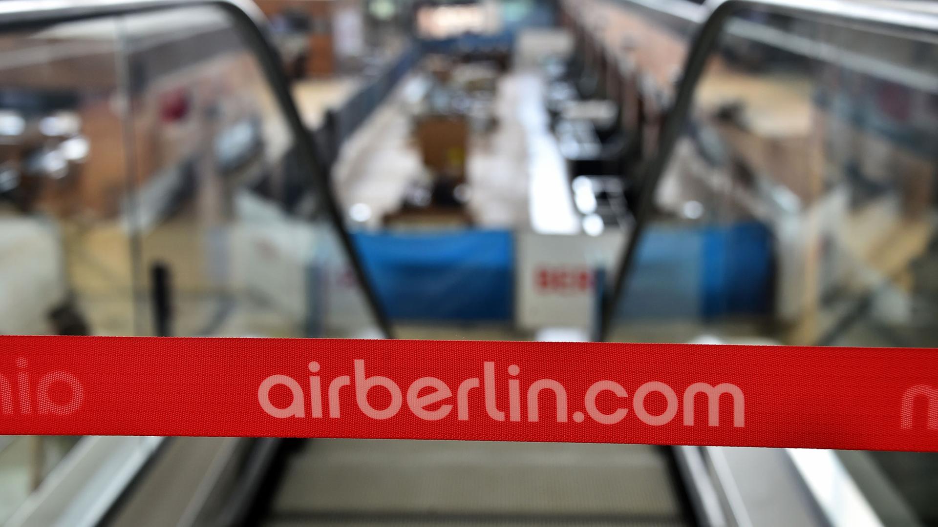Der Schriftzug airberlin.com an einer Rolltreppe am Flughafen Berlin Brandenburg (BER) Der Schriftzug airberlin.com an einer Rolltreppe am Flughafen Berlin Brandenburg (BER)