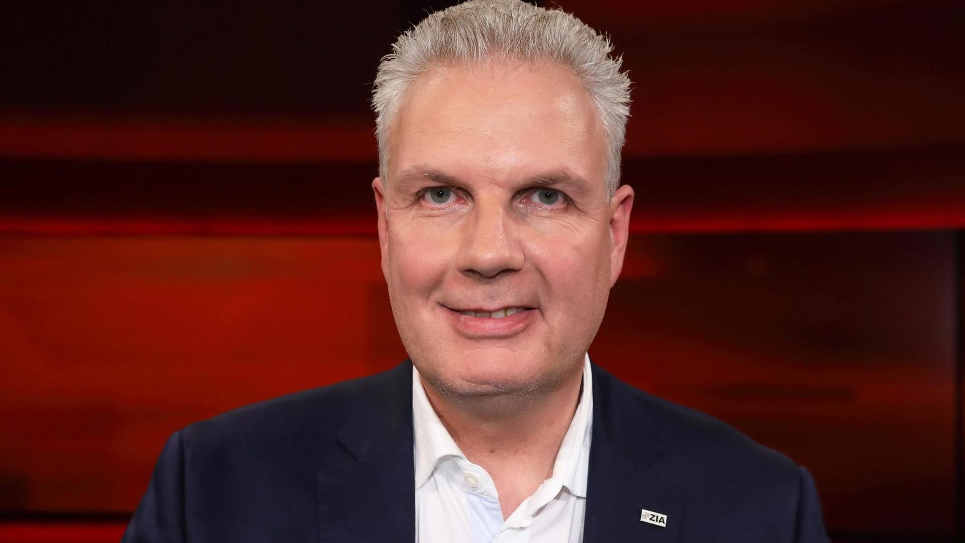 Klaus-Peter Hesse (Geschaeftsfuehrer ZIA Zentraler Immobilien Ausschuss e. V.) in der ARD-Talkshow hart aber fair am 23.10.2017 in Berlin Thema der Sendung: Wenn Wohnen unbezahlbar wird âē Was muss die naechste Regierung tun? | Verwendung weltweit Klaus-Peter Hesse (Geschaeftsfuehrer ZIA Zentraler Immobilien Ausschuss e. V.) in der ARD-Talkshow hart aber fair am 23.10.2017 in Berlin Thema der Sendung: Wenn Wohnen unbezahlbar wird âē Was muss die naechste Regierung tun? | Verwendung weltweit