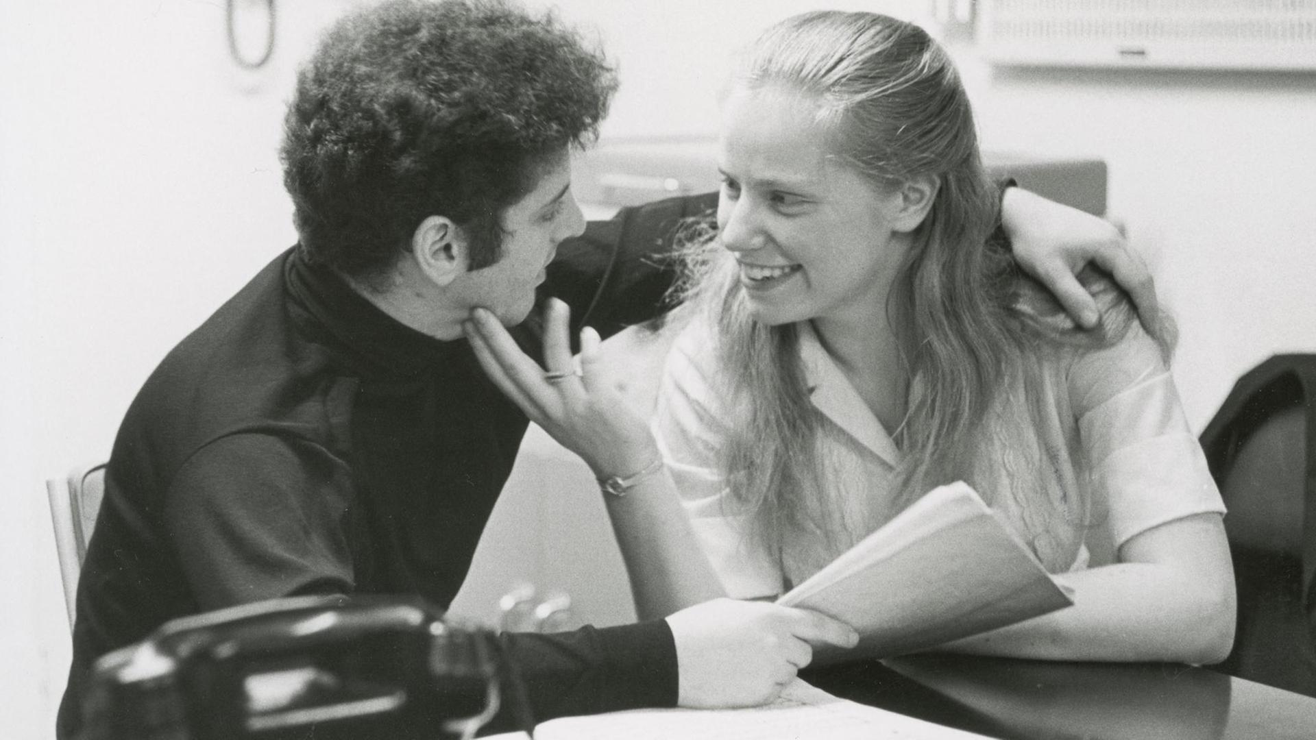 Die Cellistin Jacqueline du Pré und der Pianist Daniel Barenboim beim Notenstudium Die Cellistin Jacqueline du Pré und der Pianist Daniel Barenboim beim Notenstudium