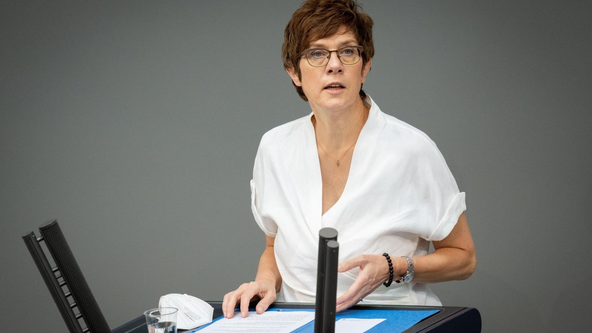 Annegret Kramp-Karrenbauer (CDU), Bundesministerin der Verteidigung, spricht im Bundestag zu den Abgeordneten. Thema ist eine Aktuelle Stunde zum Truppenrückzug aus Afghanistan. Annegret Kramp-Karrenbauer (CDU), Bundesministerin der Verteidigung, spricht im Bundestag zu den Abgeordneten. Thema ist eine Aktuelle Stunde zum Truppenrückzug aus Afghanistan.