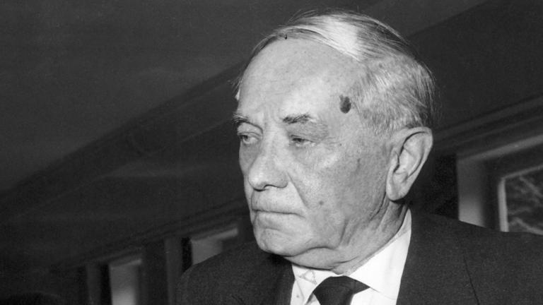 Der Verleger Peter Suhrkamp, aufgenommen bei der Generalversammlung des deutschen PEN-Zentrums im Mai 1957 in Frankfurt am Main Der Verleger Peter Suhrkamp, aufgenommen bei der Generalversammlung des deutschen PEN-Zentrums im Mai 1957 in Frankfurt am Main