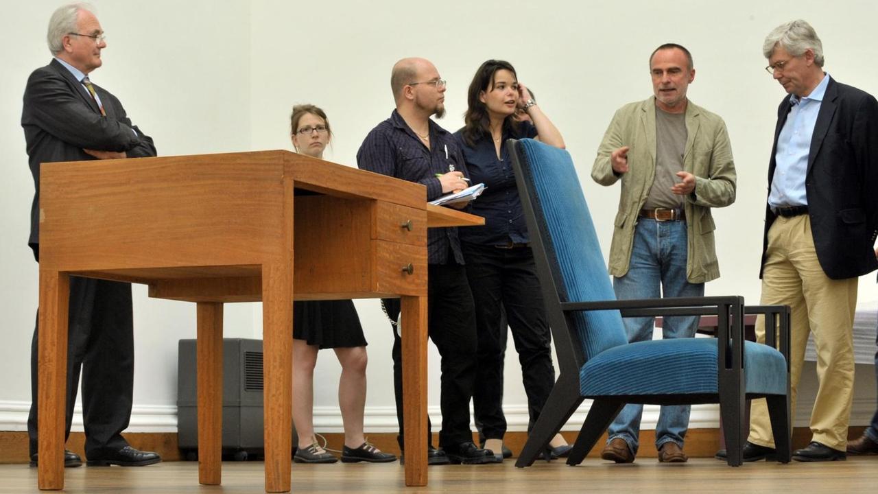 Im Neuen Museum in Weimar werden 2012 die Bauhaus-Möbelstücke "Weißer Stuhl", Schreibtisch und "Blauer Stuhl" von Johannes Itten präsentiert. Im Neuen Museum in Weimar werden 2012 die Bauhaus-Möbelstücke "Weißer Stuhl", Schreibtisch und "Blauer Stuhl" von Johannes Itten präsentiert.