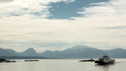 Bergpanorama und Meer südlich von Molde in Norwegen