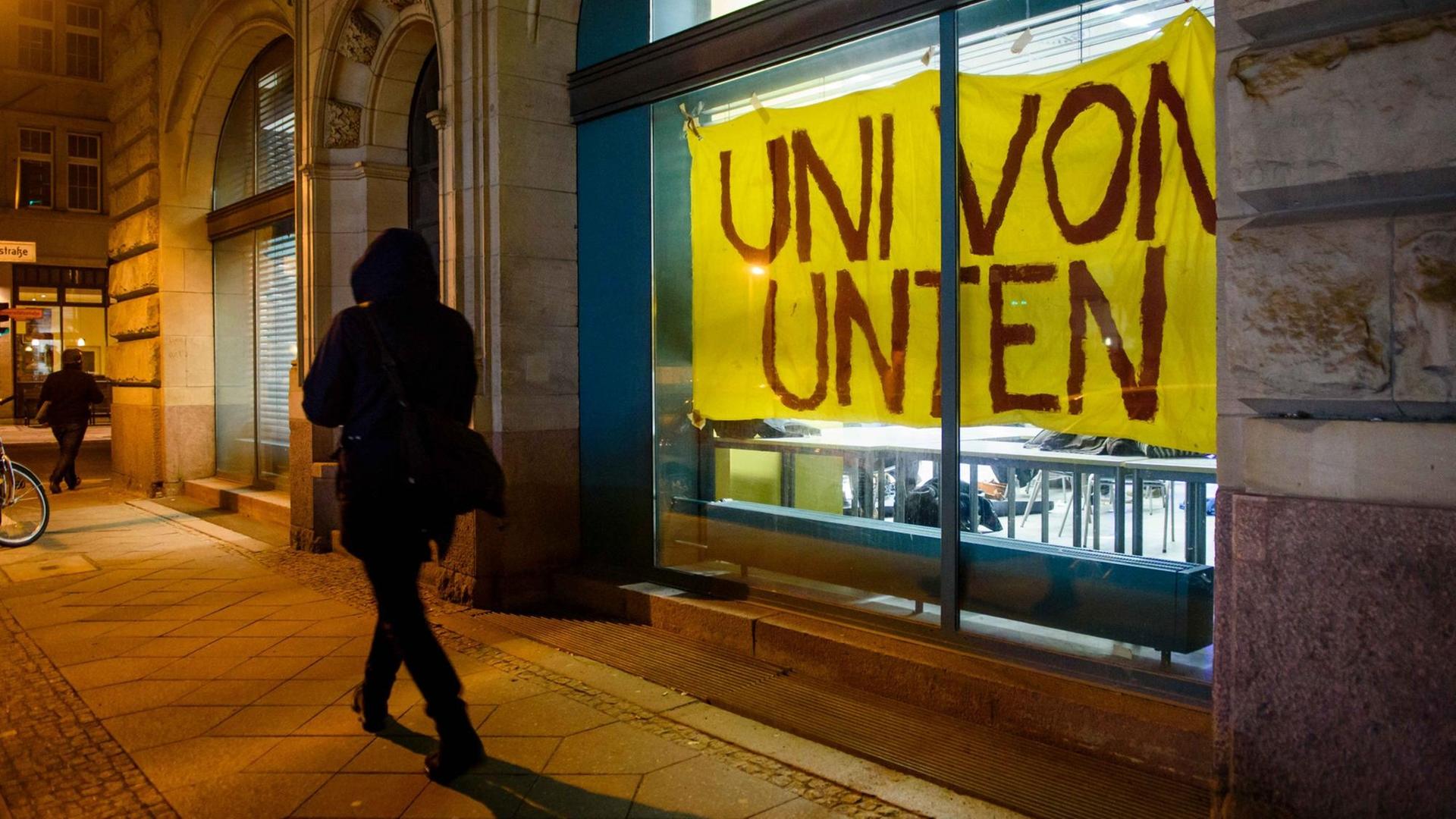 Ein Transparent mit der Aufschrift "Uni von Unten" hängt am 18.01.2017 an einem Fenster des Instituts für Sozialwissenschaften der Humboldt-Universität in Berlin.