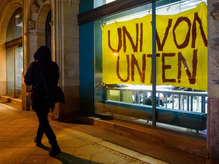 Ein Transparent mit der Aufschrift "Uni von Unten" hängt am 18.01.2017 an einem Fenster des Instituts für Sozialwissenschaften der Humboldt-Universität in Berlin.
