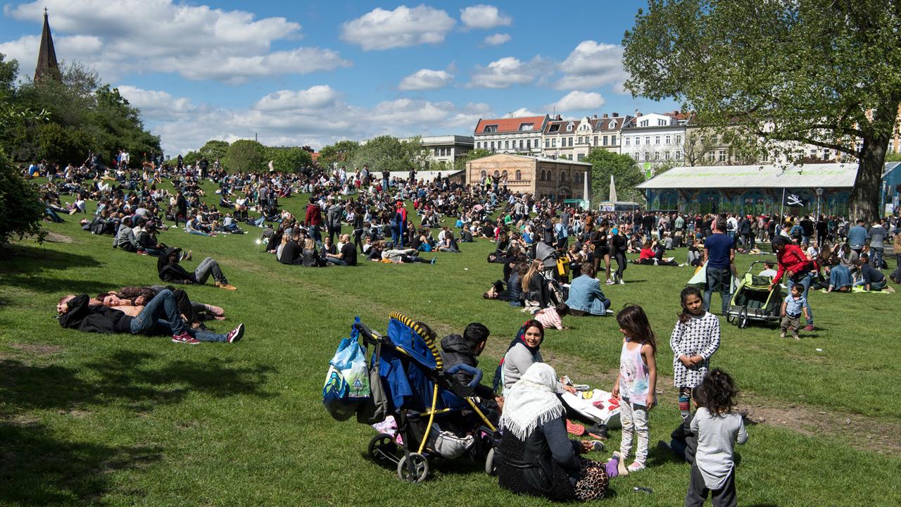 Zahlreiche Besucher feiern beim Kreuzberger Maifest "MaiGörli" im Görlitzer Park den Tag der Arbeit. 