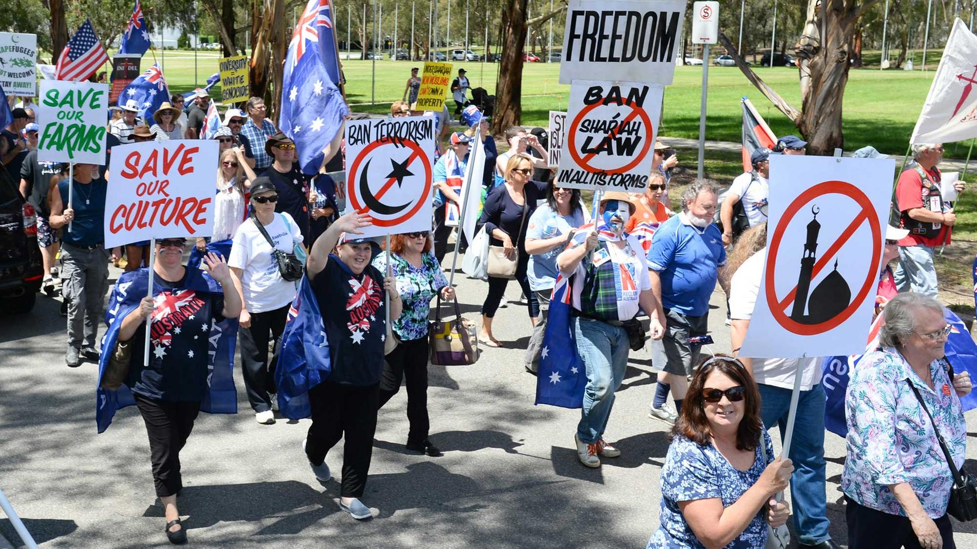 Rund 400 Teilnehmer bei einer Pro-Pegida-Demonstration im australischen Canberra. "Save our Culture" oder "Save our Farms" steht auf den Plakaten.