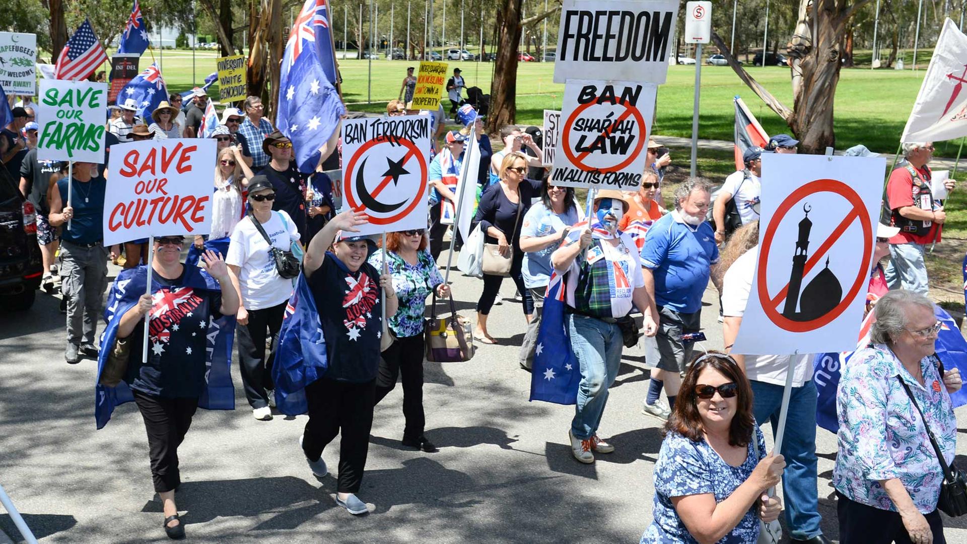 Rund 400 Teilnehmer bei einer Pro-Pegida-Demonstration im australischen Canberra. "Save our Culture" oder "Save our Farms" steht auf den Plakaten. Rund 400 Teilnehmer bei einer Pro-Pegida-Demonstration im australischen Canberra. "Save our Culture" oder "Save our Farms" steht auf den Plakaten.