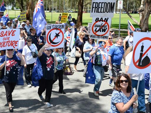 Rund 400 Teilnehmer bei einer Pro-Pegida-Demonstration im australischen Canberra. "Save our Culture" oder "Save our Farms" steht auf den Plakaten.