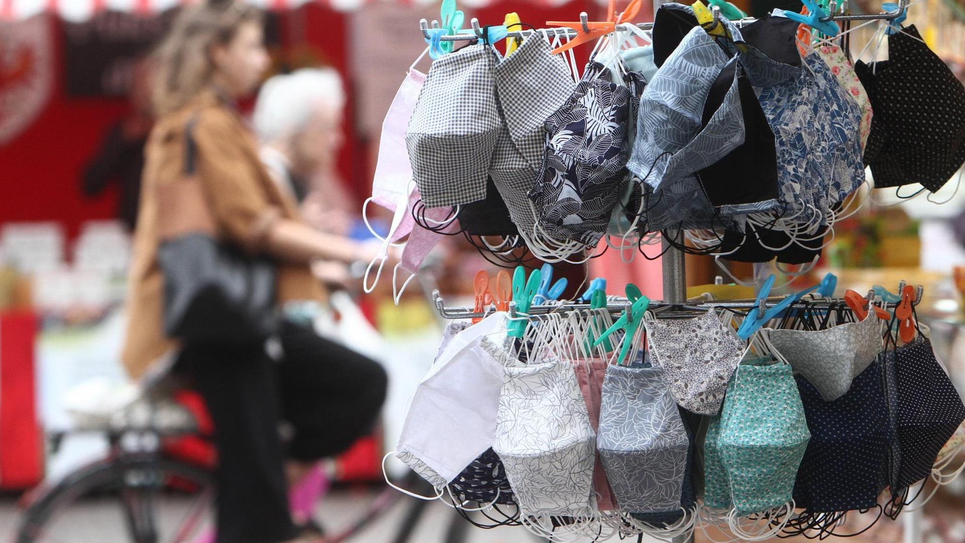 Mund- Nasen Masken aus Baumwolle werden an einem Verkaufsstand auf dem Wochenmarkt in der Innenstadt von Würzburg zum Verkauf angeboten. Mund- Nasen Masken aus Baumwolle werden an einem Verkaufsstand auf dem Wochenmarkt in der Innenstadt von Würzburg zum Verkauf angeboten.