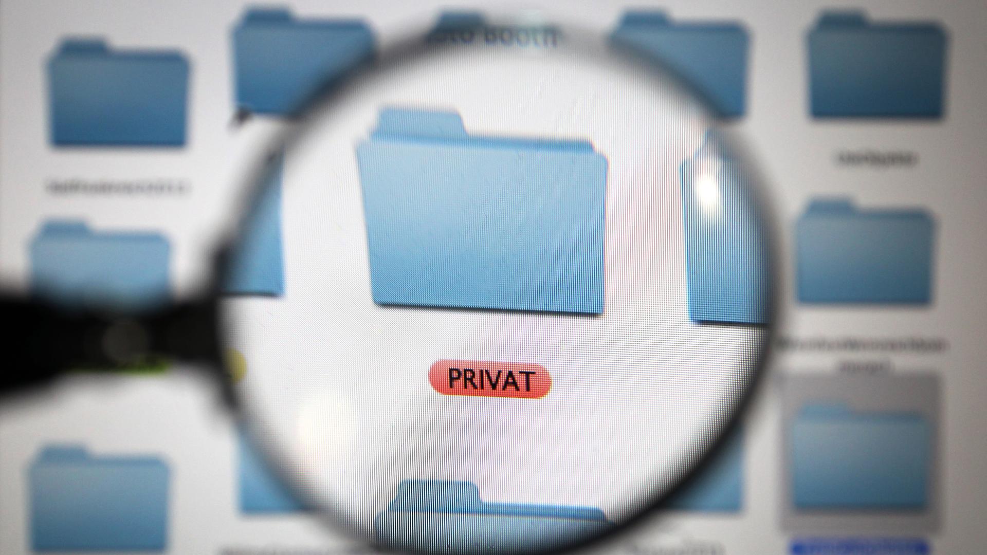 Ein mit PRIVAT gekennzeichneter Ordner auf dem Bildschirm eines Computers Ein mit PRIVAT gekennzeichneter Ordner auf dem Bildschirm eines Computers