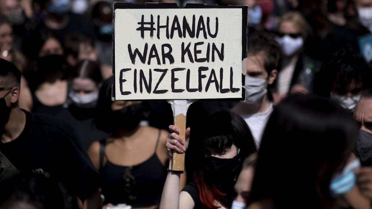 Demonstranten mit Schild "Hanau war kein Einzelfall".