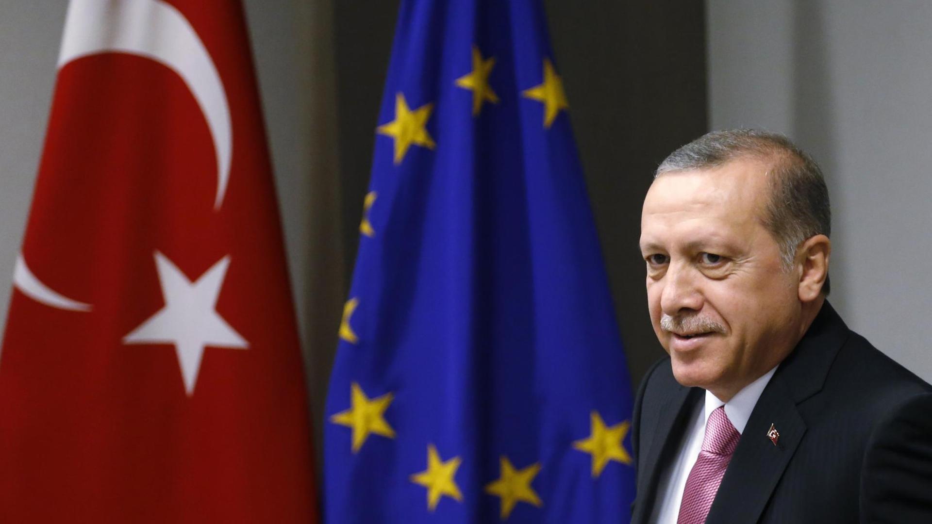 Der türkische Präsident Recep Tayyip Erdogan vor einer türkischen und einer europäischen Flagge. Der türkische Präsident Recep Tayyip Erdogan vor einer türkischen und einer europäischen Flagge.