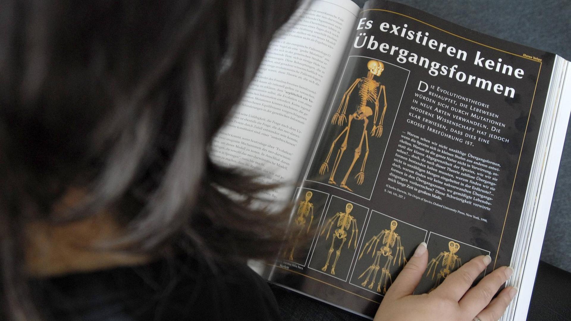 Blick in den "Atlas der Schöpfung" von dem evolutionskritischen Autor Adnan Oktar. Blick in den "Atlas der Schöpfung" von dem evolutionskritischen Autor Adnan Oktar.