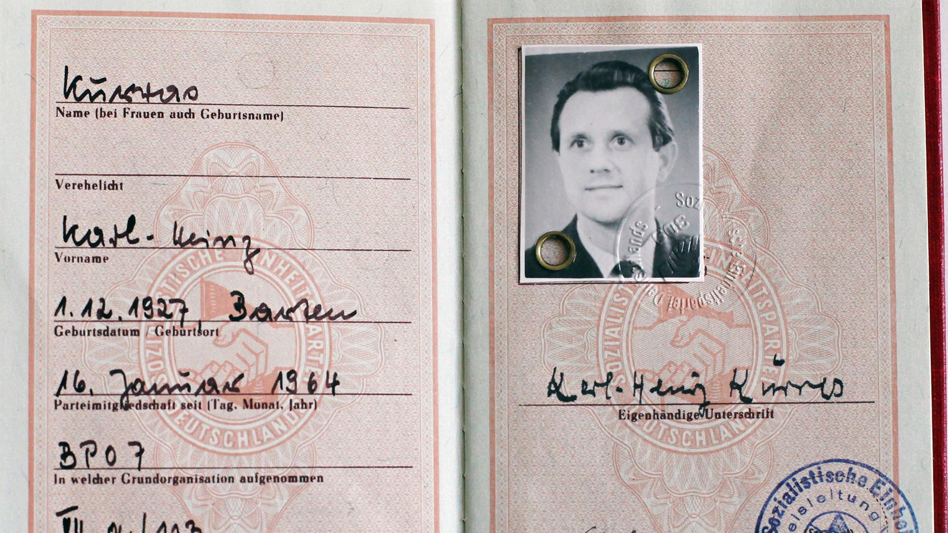 Das SED-Mitgliedsbuch des West-Berliner Polizisten Karl-Heinz Kurras, der während des Schah-Besuchs am 2. Juni 1967 den Studenten Benno Ohnesorg erschoss, aufgenommen am 28.05.2009 in Berlin in der Stasi-Unterlagenbehörde. Das SED-Mitgliedsbuch des West-Berliner Polizisten Karl-Heinz Kurras, der während des Schah-Besuchs am 2. Juni 1967 den Studenten Benno Ohnesorg erschoss, aufgenommen am 28.05.2009 in Berlin in der Stasi-Unterlagenbehörde.
