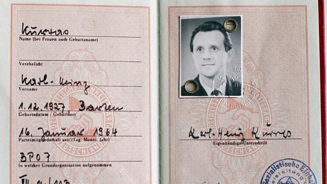 Das SED-Mitgliedsbuch des West-Berliner Polizisten Karl-Heinz Kurras, der während des Schah-Besuchs am 2. Juni 1967 den Studenten Benno Ohnesorg erschoss, aufgenommen am 28.05.2009 in Berlin in der Stasi-Unterlagenbehörde.