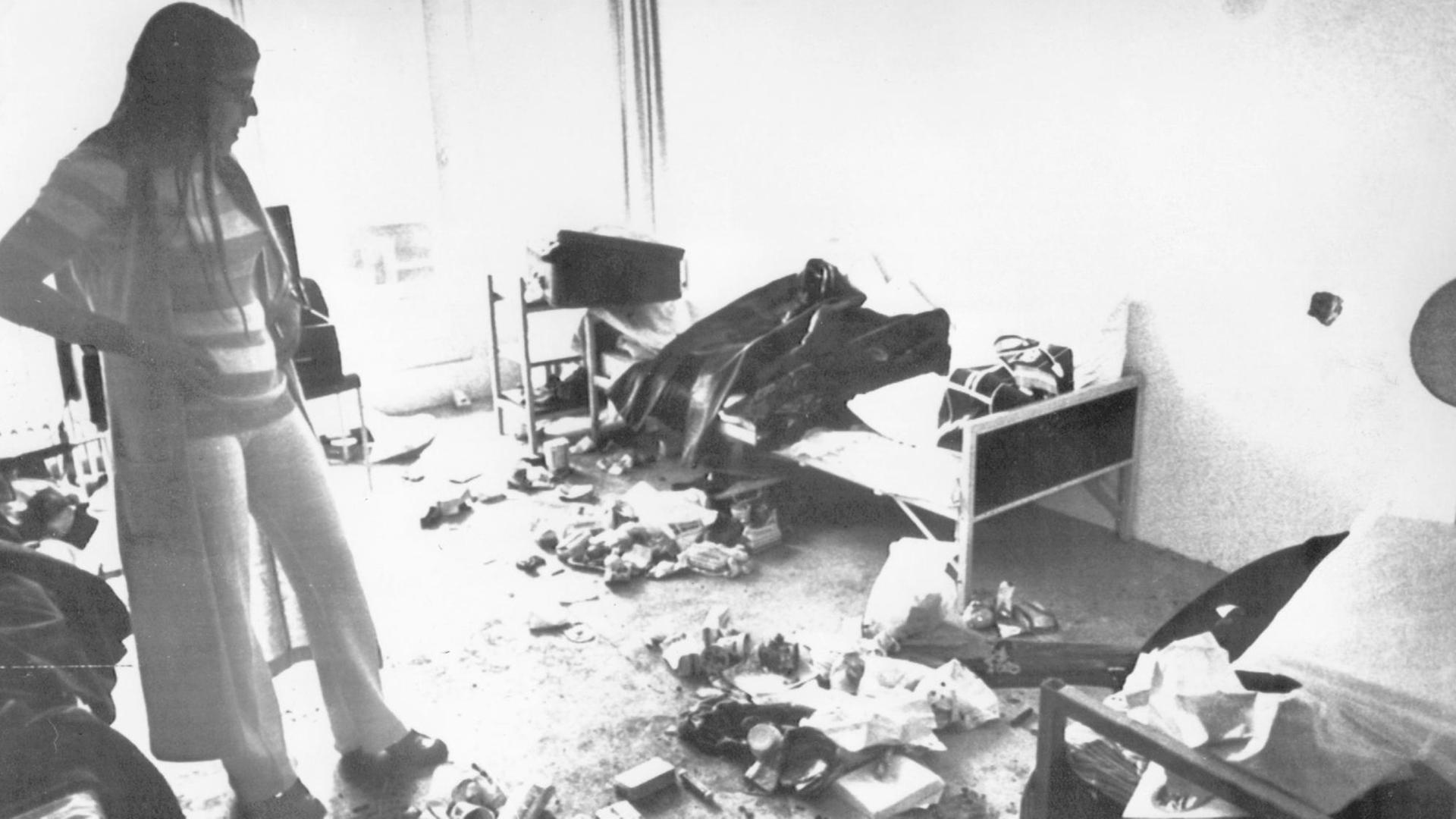 Ankie Spitzer, die Witwe des von arabischen Terroristen ermordeten israelischen Fechttrainers, steht am 09.09.1972 fassungslos in dem verwüsteten Raum des Münchner Olympischen Dorfes. Ankie Spitzer, die Witwe des von arabischen Terroristen ermordeten israelischen Fechttrainers, steht am 09.09.1972 fassungslos in dem verwüsteten Raum des Münchner Olympischen Dorfes.