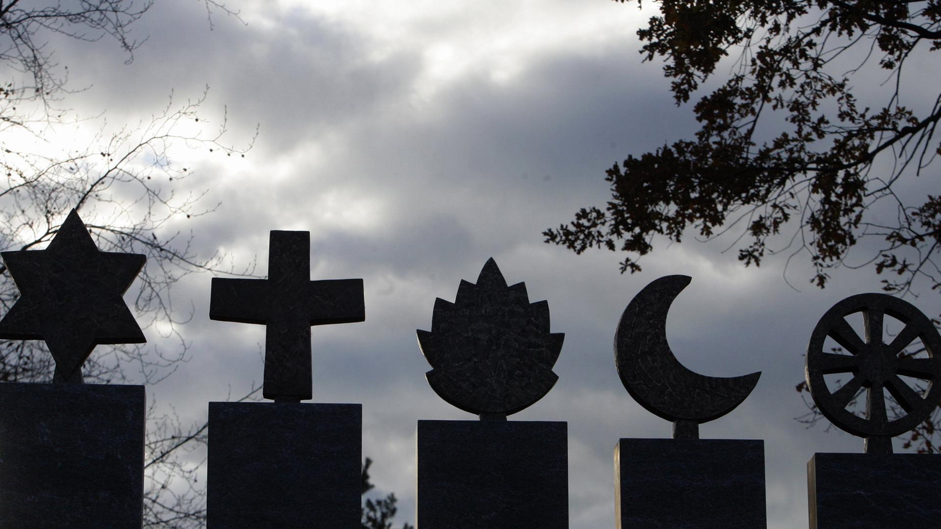 Fünf Symbole stehen auf dem Friedhof Gerliswil, Gemeinde Emmen, für die Weltreligionen Judentum, Christentum, Hinduismus, Islam und Buddhismus, von links Fünf Symbole stehen auf dem Friedhof Gerliswil, Gemeinde Emmen, für die Weltreligionen Judentum, Christentum, Hinduismus, Islam und Buddhismus, von links