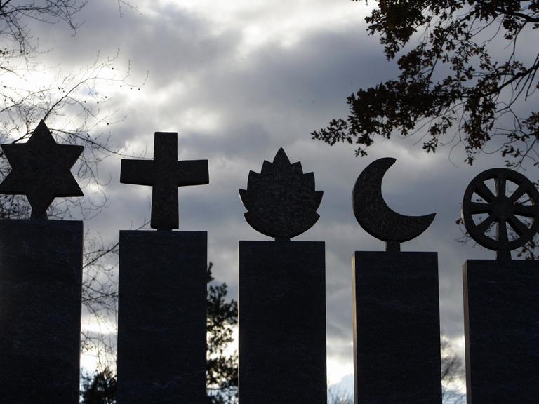 Fünf Symbole stehen auf dem Friedhof Gerliswil, Gemeinde Emmen, für die Weltreligionen Judentum, Christentum, Hinduismus, Islam und Buddhismus, von links