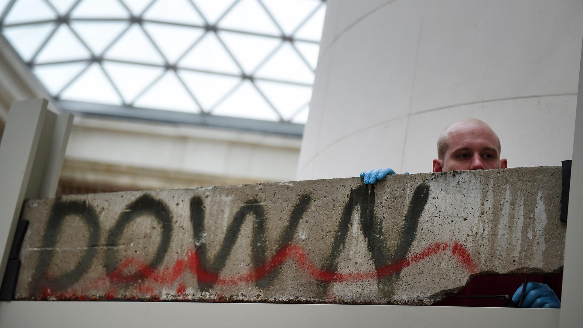 Ein Mitarbeiter des British Museum in London installiert am 13. Oktober 2014 ein Stück der Berliner Mauer als Teil der Ausstellung "Germany: memories of a nation".