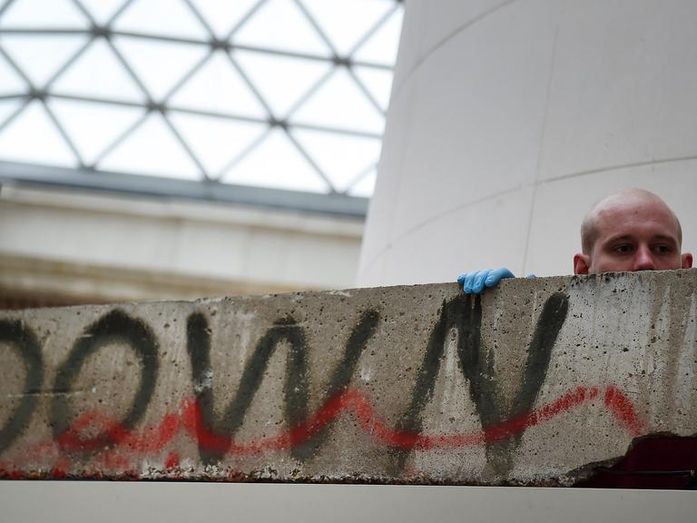 Ein Mitarbeiter des British Museum in London installiert am 13. Oktober 2014 ein Stück der Berliner Mauer als Teil der Ausstellung "Germany: memories of a nation".