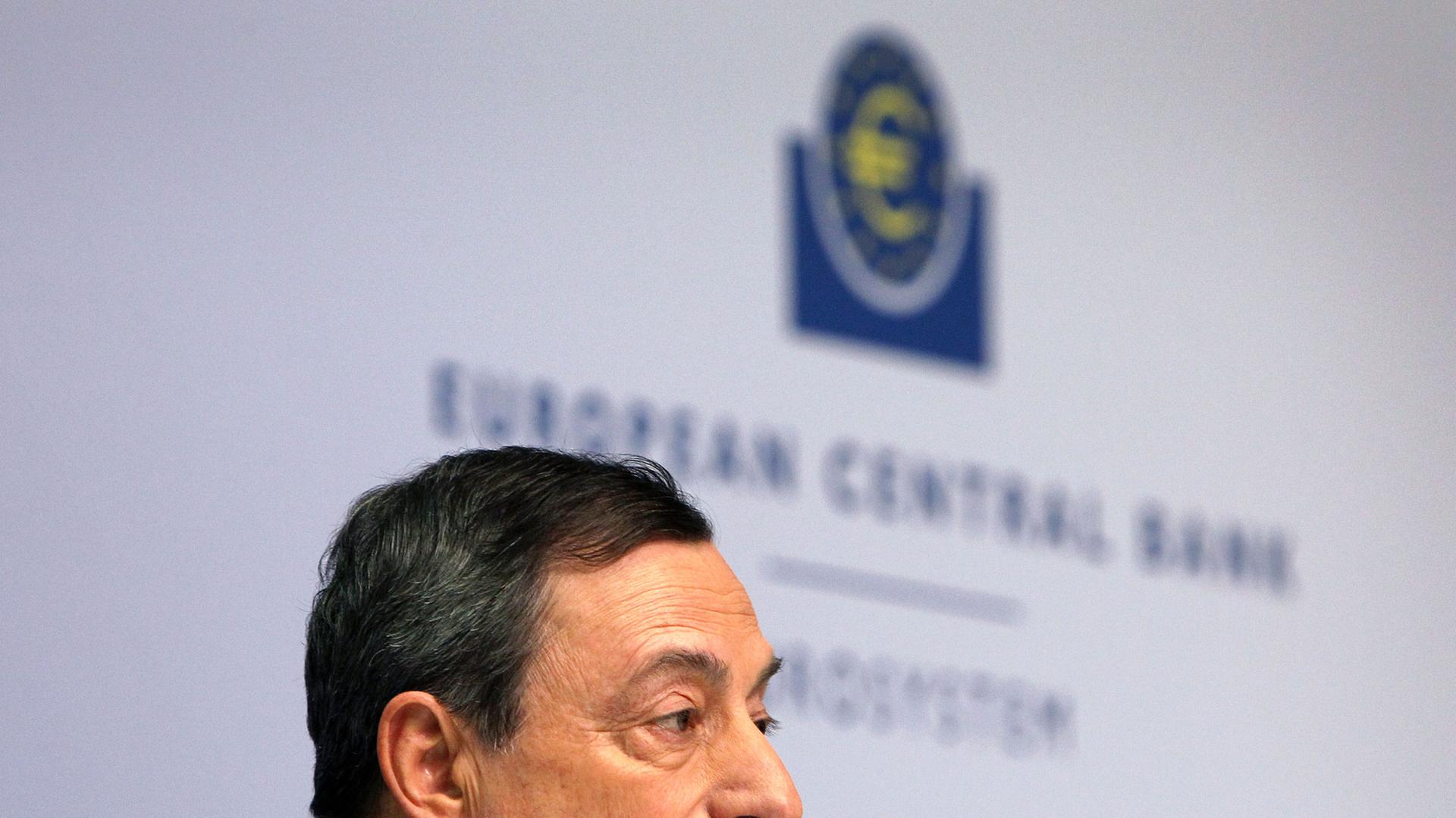 Der Präsident der Europäischen Zentralbank, Mario Draghi, spricht auf der Pressekonferenz der EZB in Frankfurt vor Journalisten. Der Präsident der Europäischen Zentralbank, Mario Draghi, spricht auf der Pressekonferenz der EZB in Frankfurt vor Journalisten.