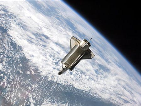 Das Space Shuttle Atlantis nach dem Abdocken von der ISS. Das Space Shuttle Atlantis nach dem Abdocken von der ISS.