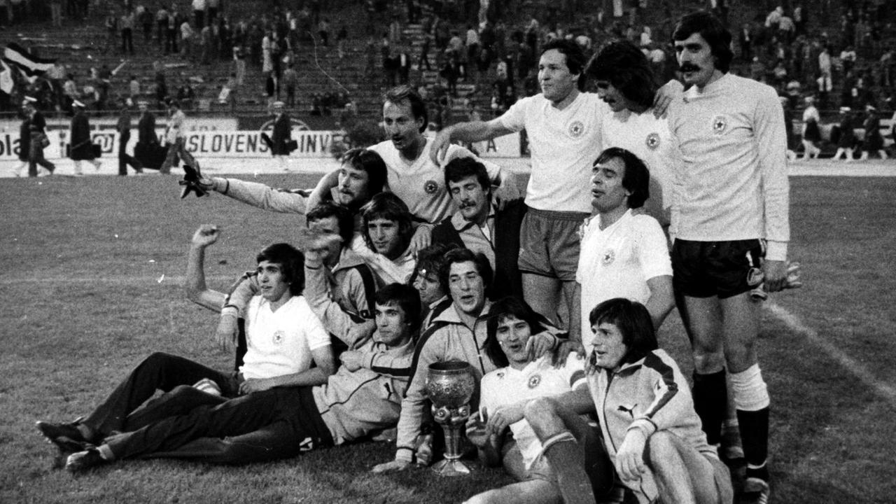 Spieler von Hadjuk Split bei der Siegerehrnug mit dem Marschall-Tito-Cup, den sie im Finale gegen Buducnost in Belgrad am 24. Mai 1977 gewannen.
