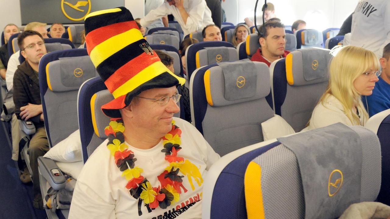 Deutsche Fans fliegen 2010 mit dem Flugzeug zur WM nach Südafrika. 