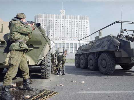 18. Oktober 1993: Loyale Truppen von Präsident Boris Jelzin belagern das Weiße Haus, das russische Parlament. 18. Oktober 1993: Loyale Truppen von Präsident Boris Jelzin belagern das Weiße Haus, das russische Parlament.