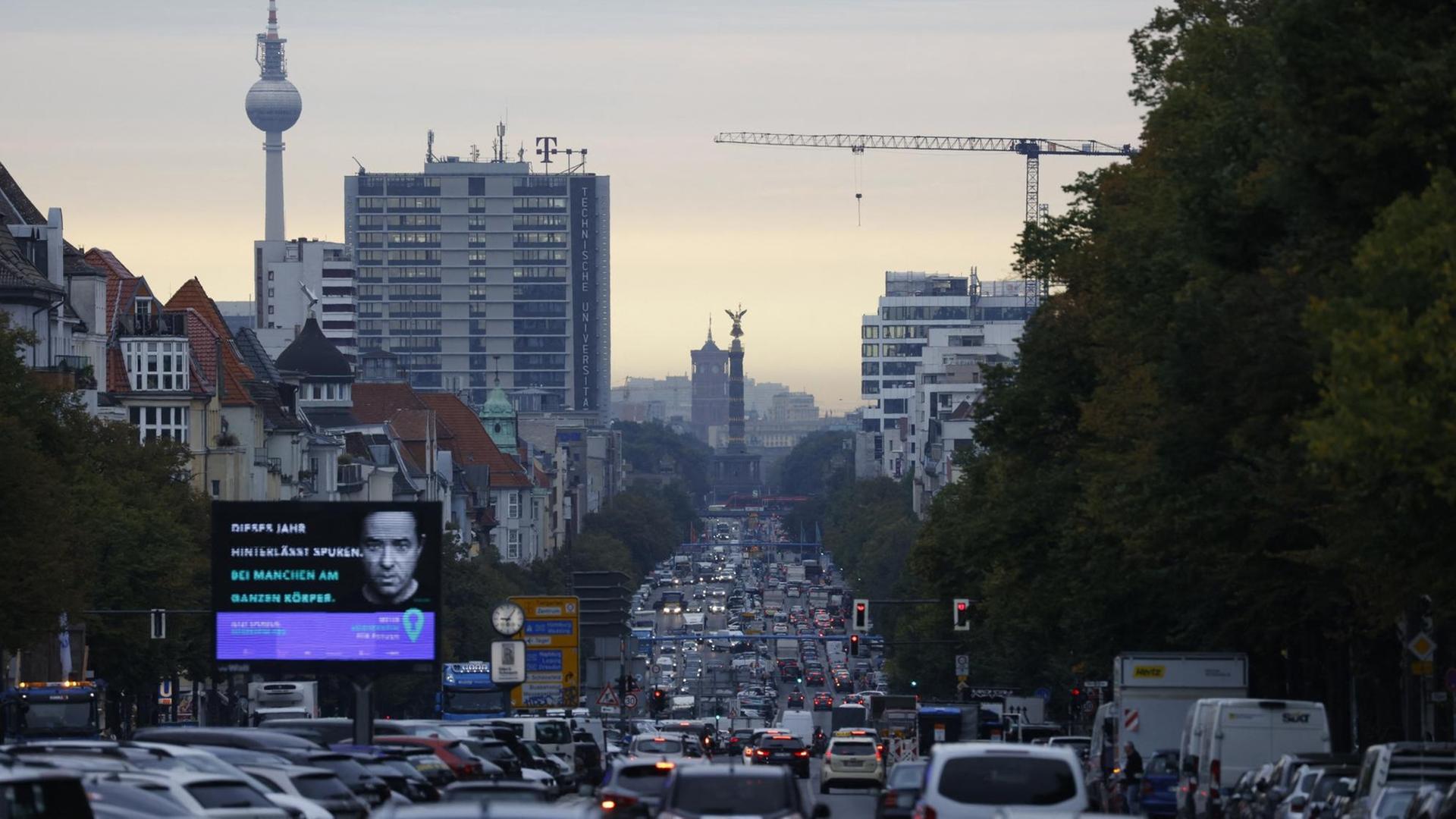 Das Bild zeigt den Berliner Kaiserdamm im Feierabendverkehr mit voll befahrenen Straßen und mit Autos eng belegten Parkflächen. Das Bild zeigt den Berliner Kaiserdamm im Feierabendverkehr mit voll befahrenen Straßen und mit Autos eng belegten Parkflächen.