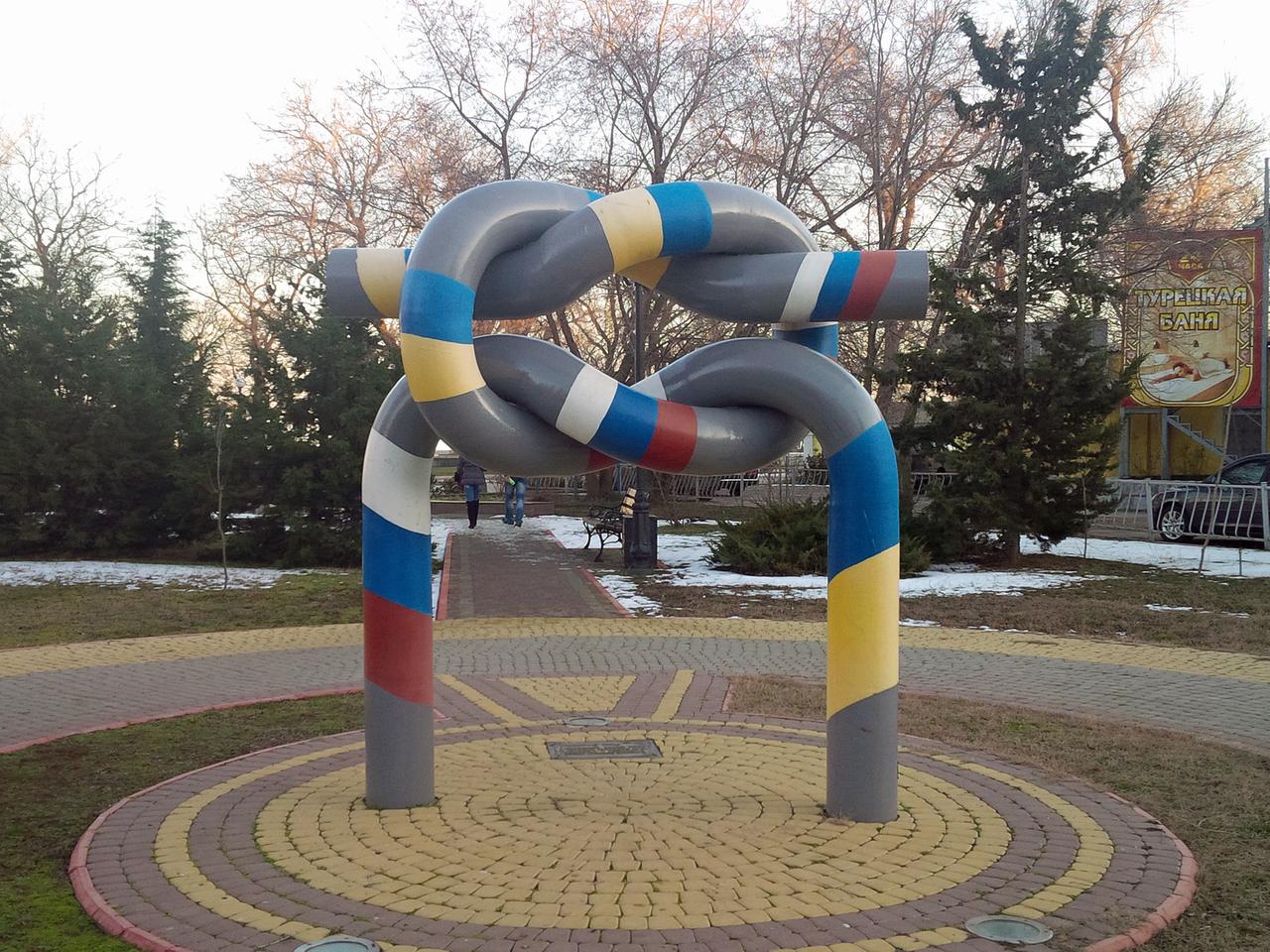 Kunst in der Hafenstadt Kertsch auf der Krim erinnert an die russisch- ukrainischen Beziehungen. Kunst in der Hafenstadt Kertsch auf der Krim erinnert an die russisch- ukrainischen Beziehungen.